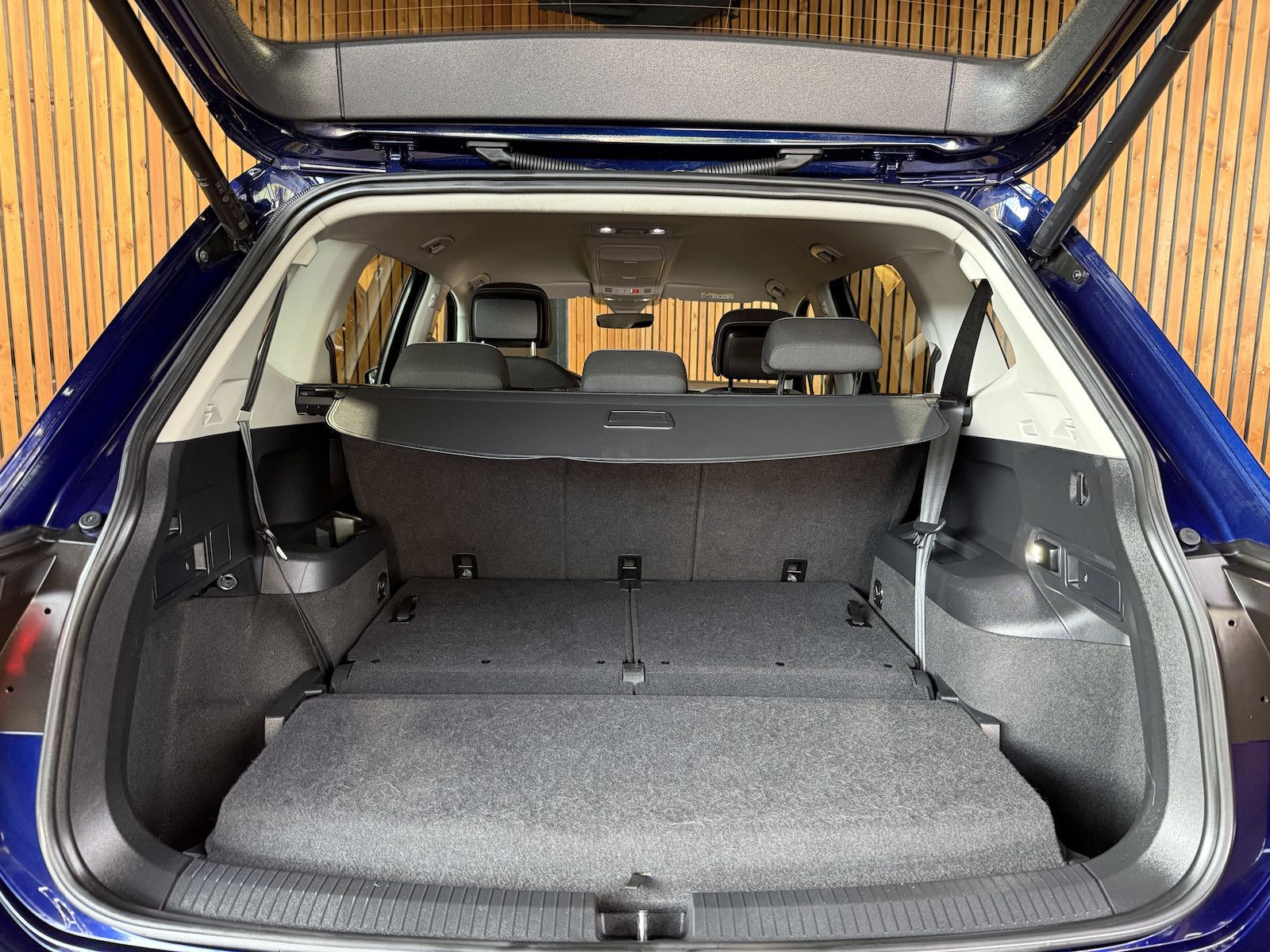 Fahrzeugabbildung Volkswagen Tiguan Allspace 2,0 TDI DSG *Navi+*7-Si*AHK*Kam*