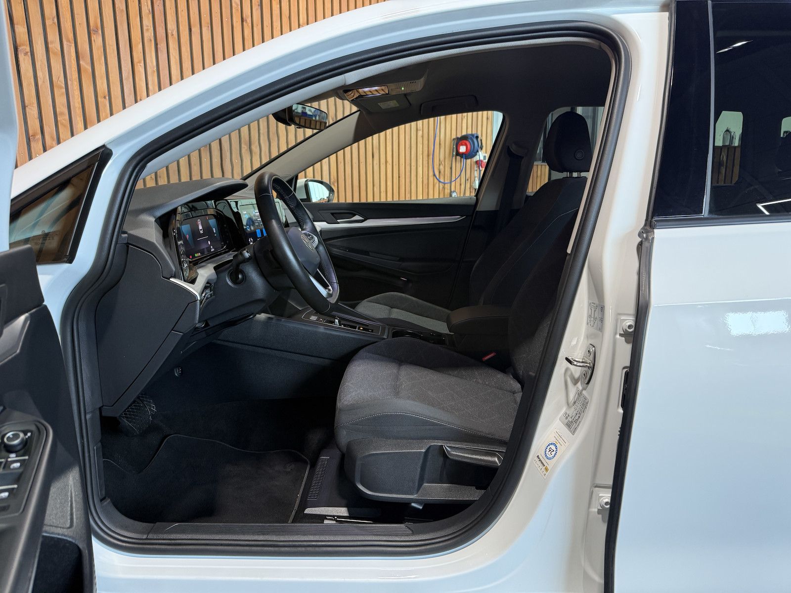 Fahrzeugabbildung Volkswagen Golf Variant 1,5 eTSI DSG Life *Navi*Virual*LED*