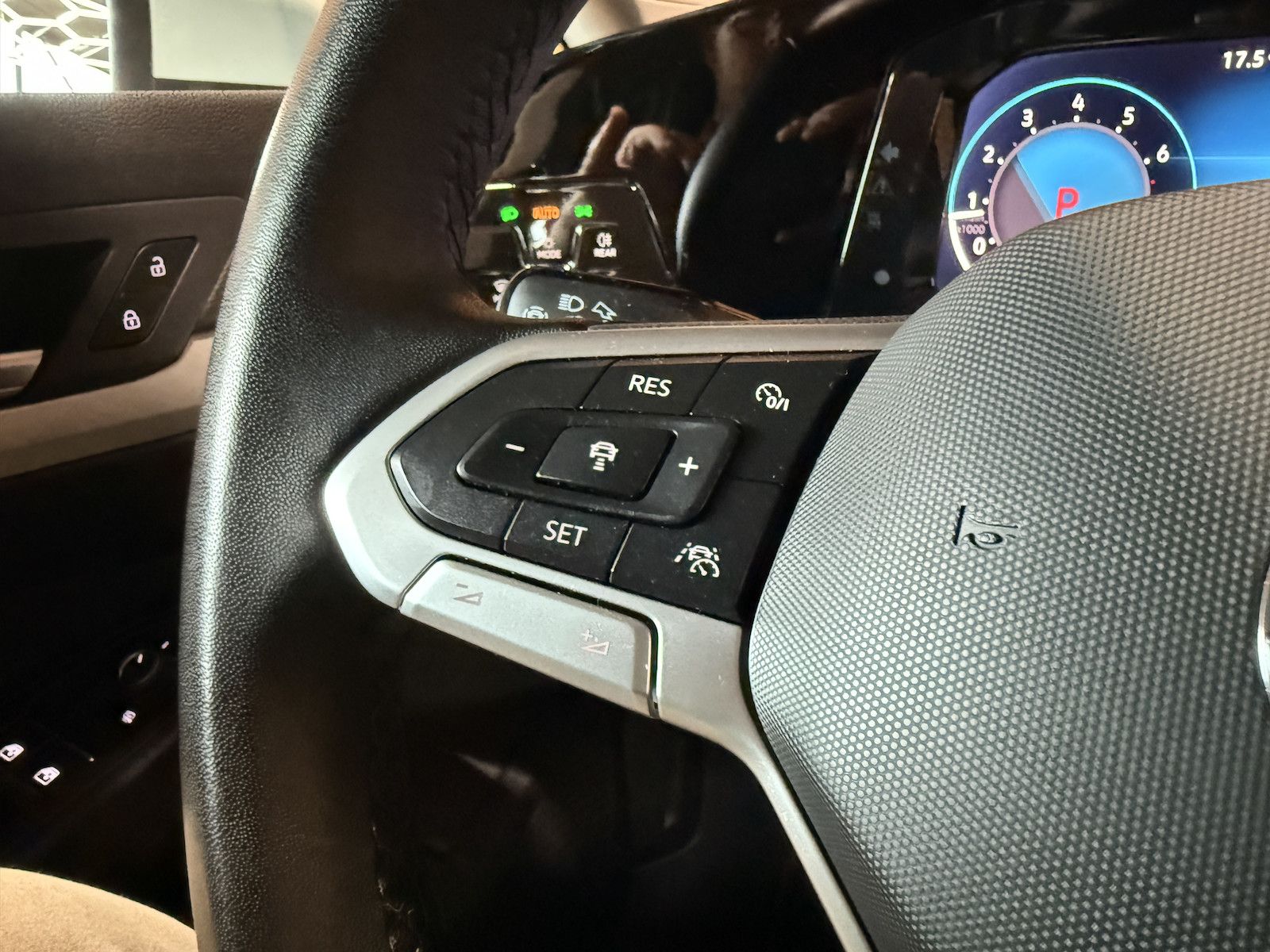 Fahrzeugabbildung Volkswagen Golf Variant 1,5 eTSI DSG Life *Navi*Virual*LED*