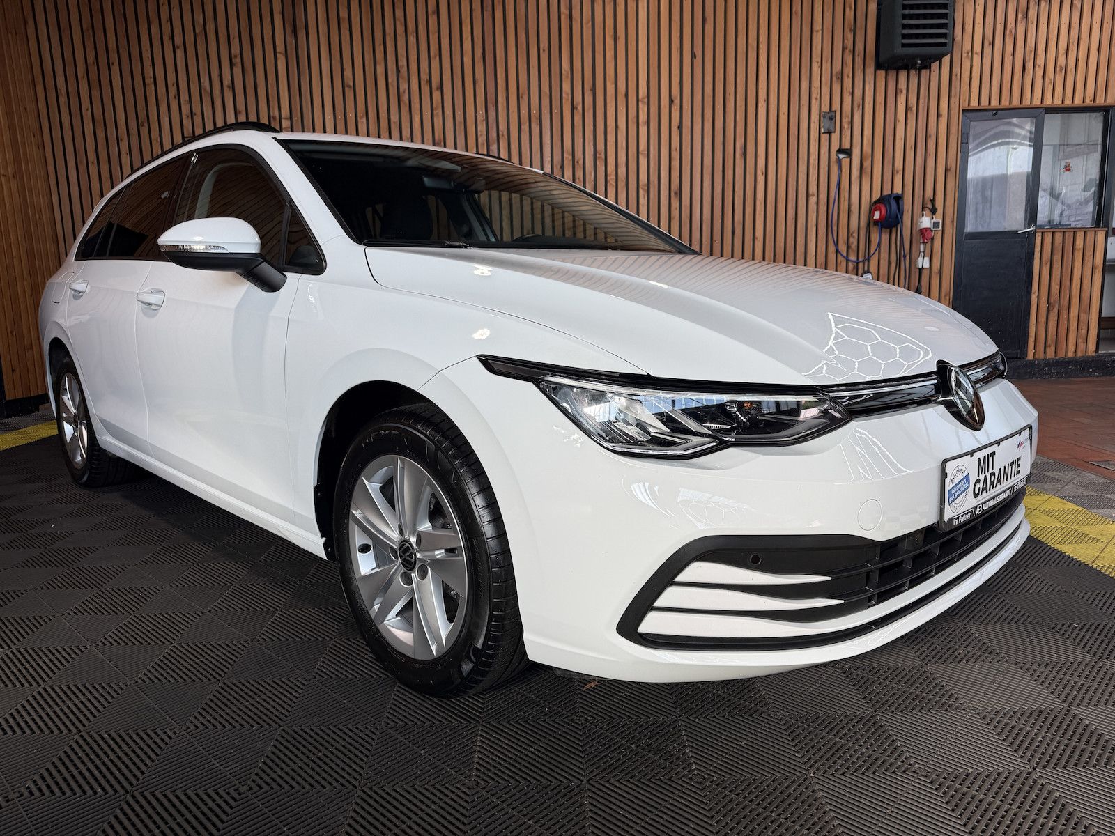 Fahrzeugabbildung Volkswagen Golf Variant 1,5 eTSI DSG Life *Navi*Virual*LED*
