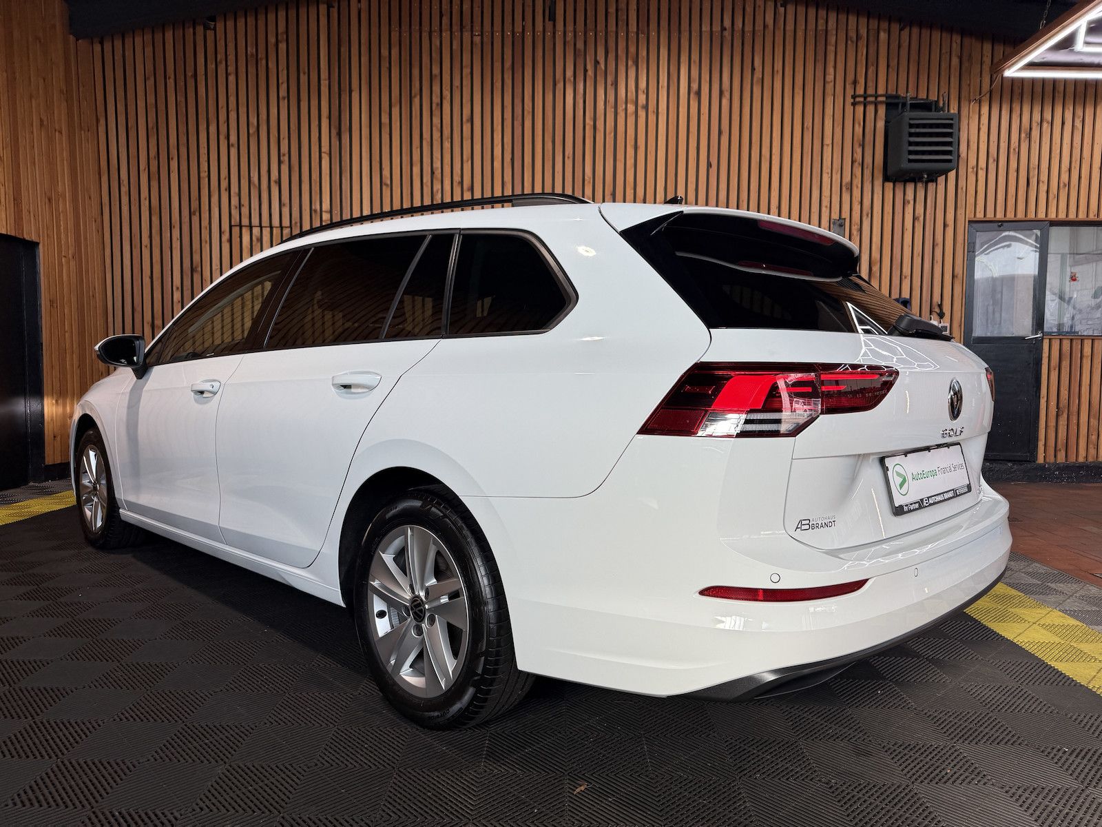 Fahrzeugabbildung Volkswagen Golf Variant 1,5 eTSI DSG Life *Navi*Virual*LED*