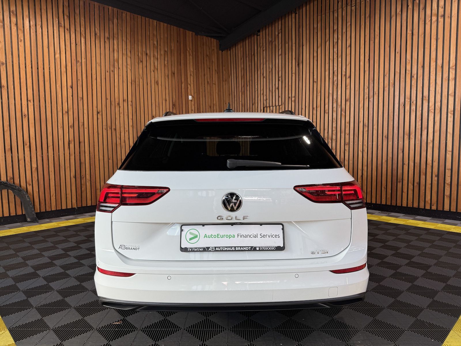 Fahrzeugabbildung Volkswagen Golf Variant 1,5 eTSI DSG Life *Navi*Virual*LED*