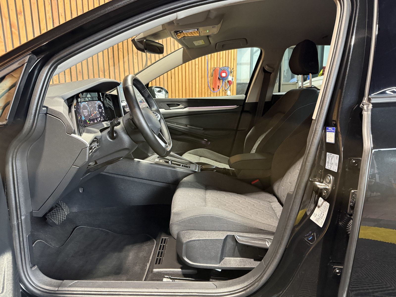Fahrzeugabbildung Volkswagen Golf Variant 1,5 eTSI Facelift *Navi*AHK*LED*Kam