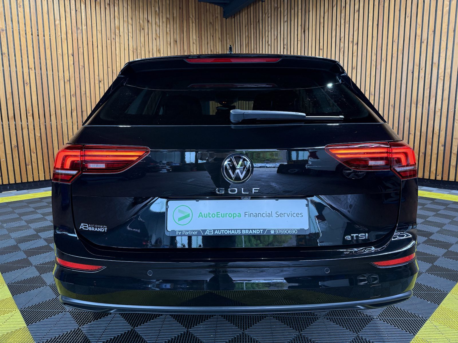 Fahrzeugabbildung Volkswagen Golf Variant 1,5 eTSI Facelift *Navi*AHK*LED*Kam