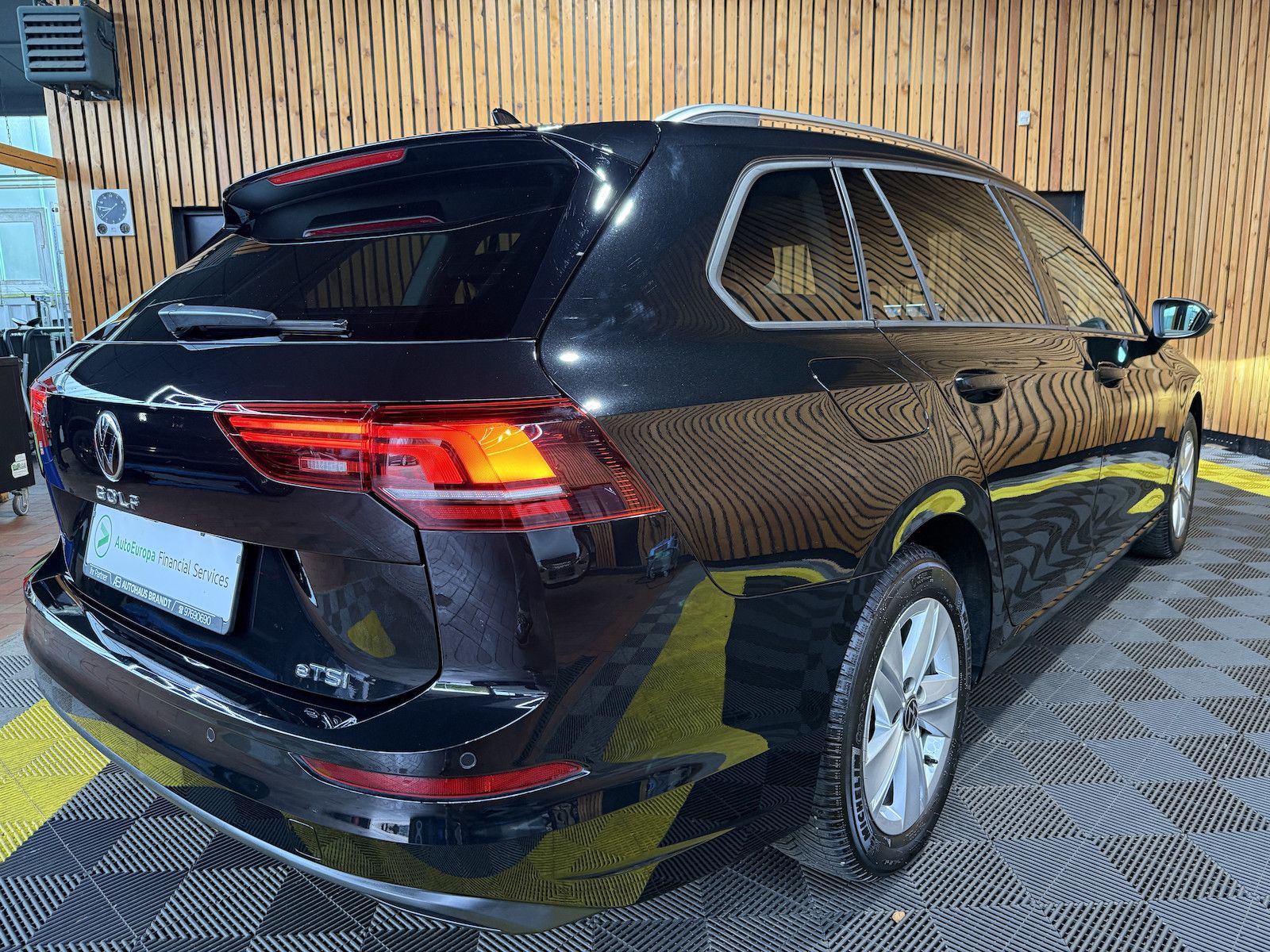 Fahrzeugabbildung Volkswagen Golf Variant 1,5 eTSI Facelift *Navi*AHK*LED*Kam