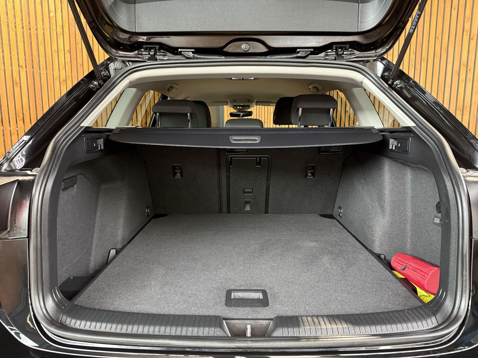Fahrzeugabbildung Volkswagen Golf Variant 1,5 eTSI Facelift *Navi*AHK*LED*Kam
